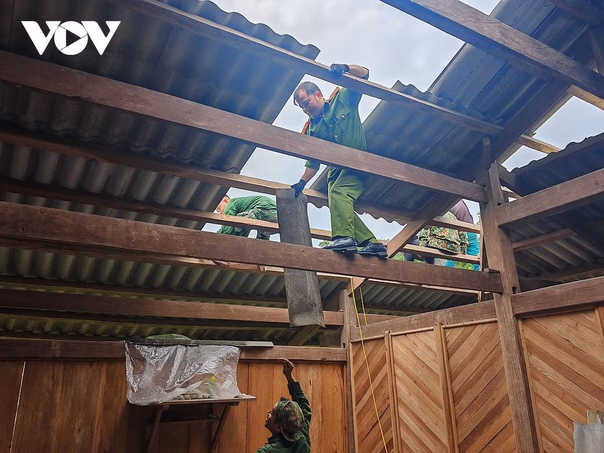 Công an xã Vĩnh Thông hỗ trợ nhân dân khắc phục nhà ở bị hư hại do dông lốc