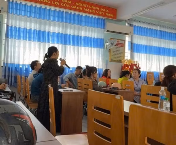 Phụ huynh bức xúc đặt câu hỏi dối với Ban giám hiệu nhà trường về vấn đề an toàn thực phẩm trong nhà trường.