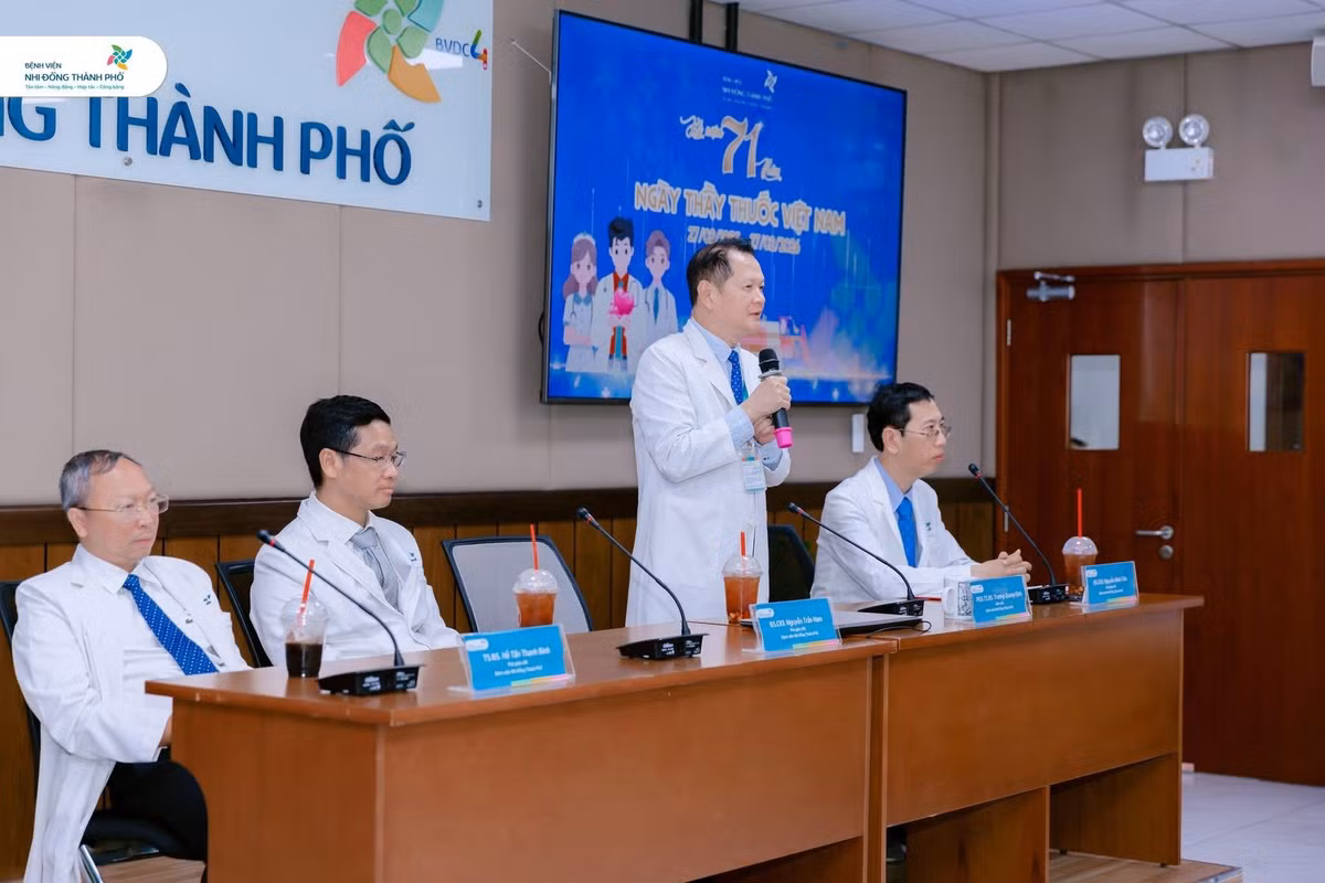 PGS.TS.BS Trương Quang Định, Giám đốc Bệnh viện Nhi Đồng Thành Phố chúc mừng các y bác sĩ nhân ngày 27/2 - Ảnh BVCC