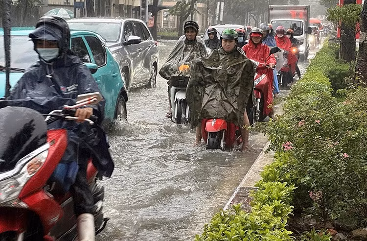 Mưa lớn kéo dài làm gia tăng nguy cơ xảy ra lũ quét, sạt lở đất