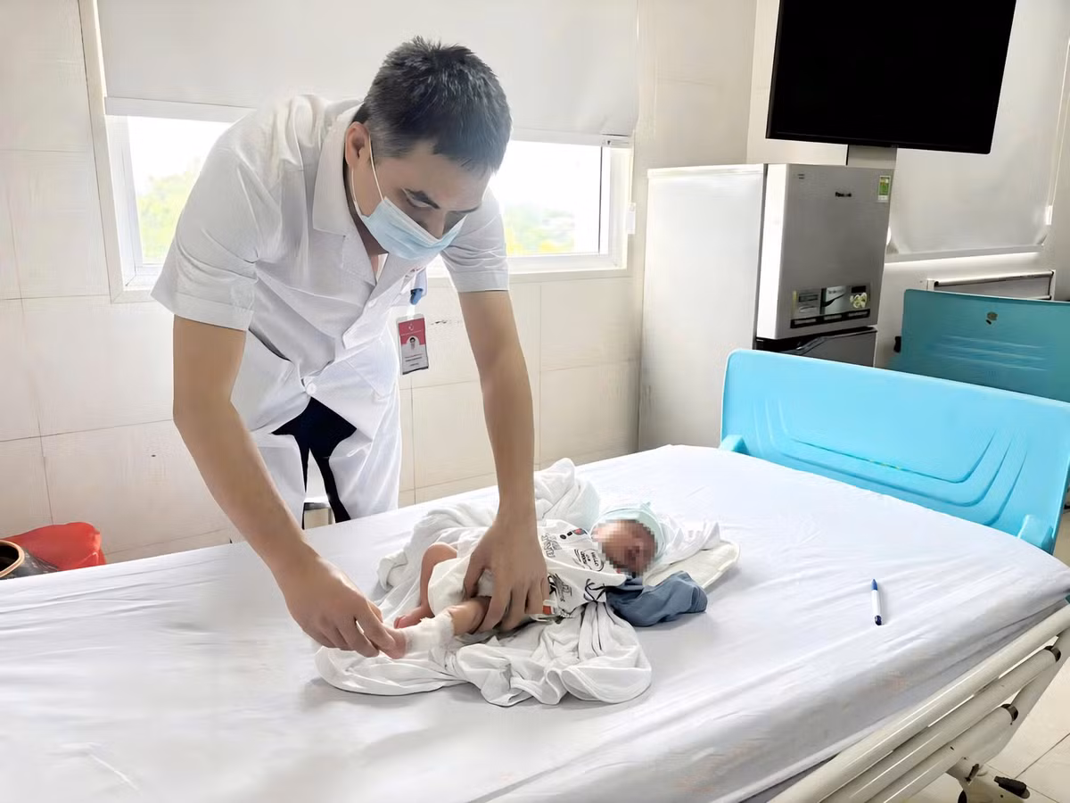 Bệnh nhi được bác sĩ thăm khám trước khi xuất viện - Ảnh BVCC