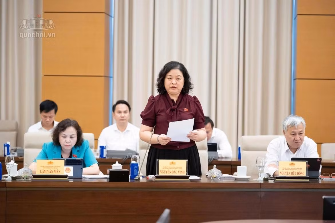 Phó Chủ nhiệm Ủy ban Văn hóa và Xã hội Lò Thị Việt Hà trình bày báo cáo thẩm tra sơ bộ về dự án Luật sửa đổi, bổ sung một số điều của 6 luật thuộc lĩnh vực y tế. Ảnh: Quốc hội