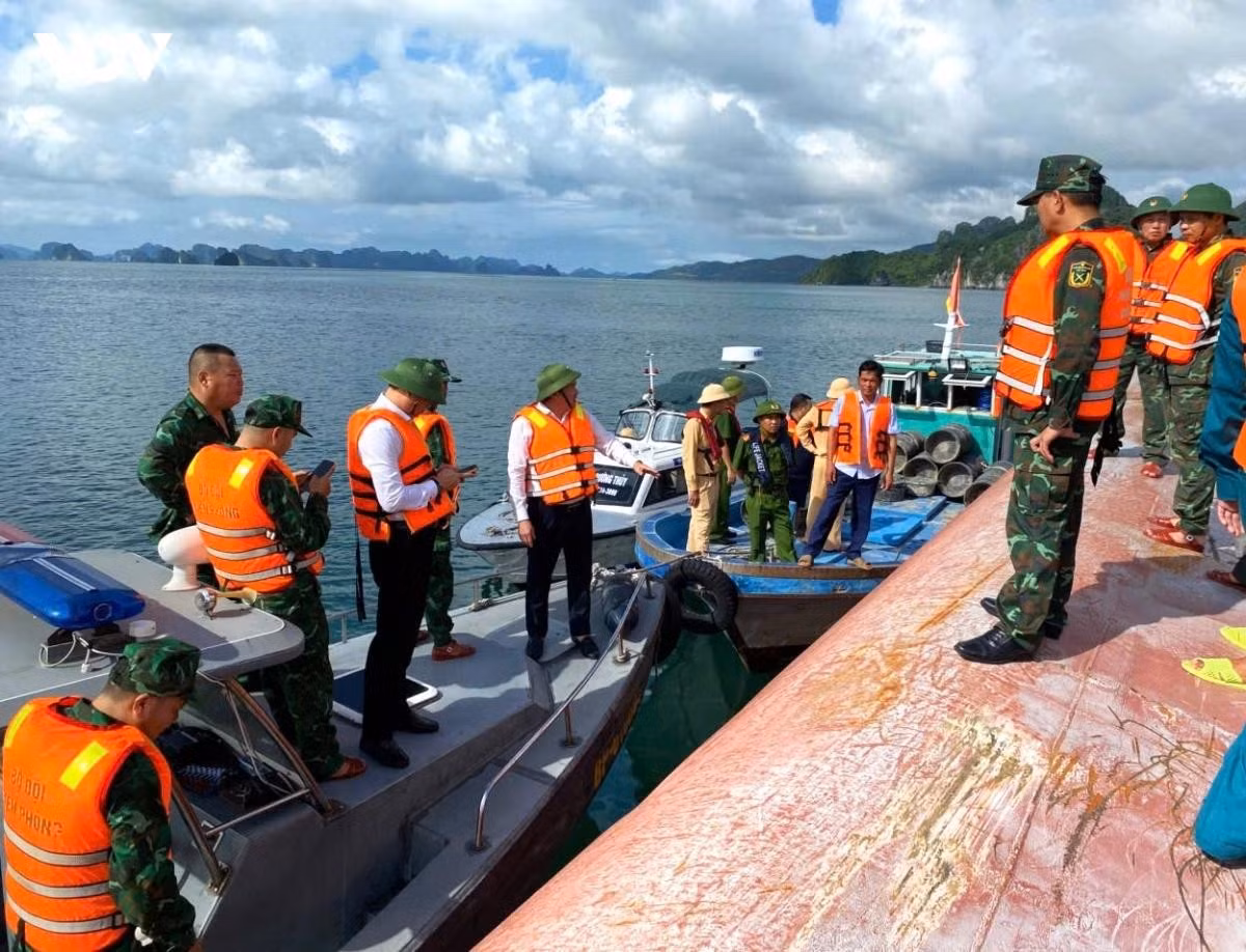 UBND đặc khu Vân Đồn đã chỉ đạo lực lượng quân sự, công an, biên phòng và các đơn vị liên quan nhanh chóng tiếp cận hiện trường, tổ chức cứu hộ, cứu nạn tìm kiếm 2 người mất tích