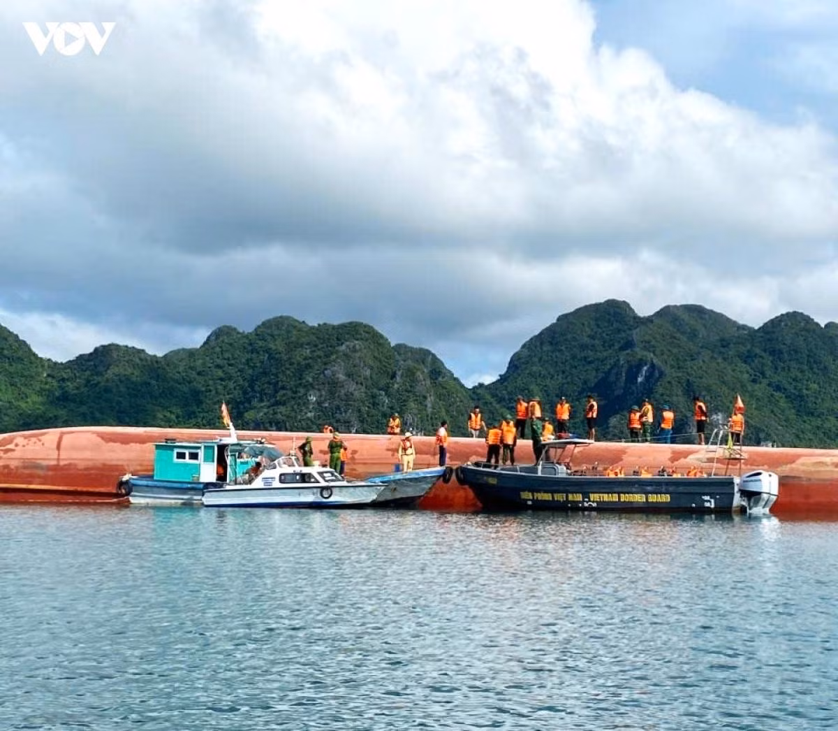 Hiện trường khu vực tàu HP - 4914 bị lật
