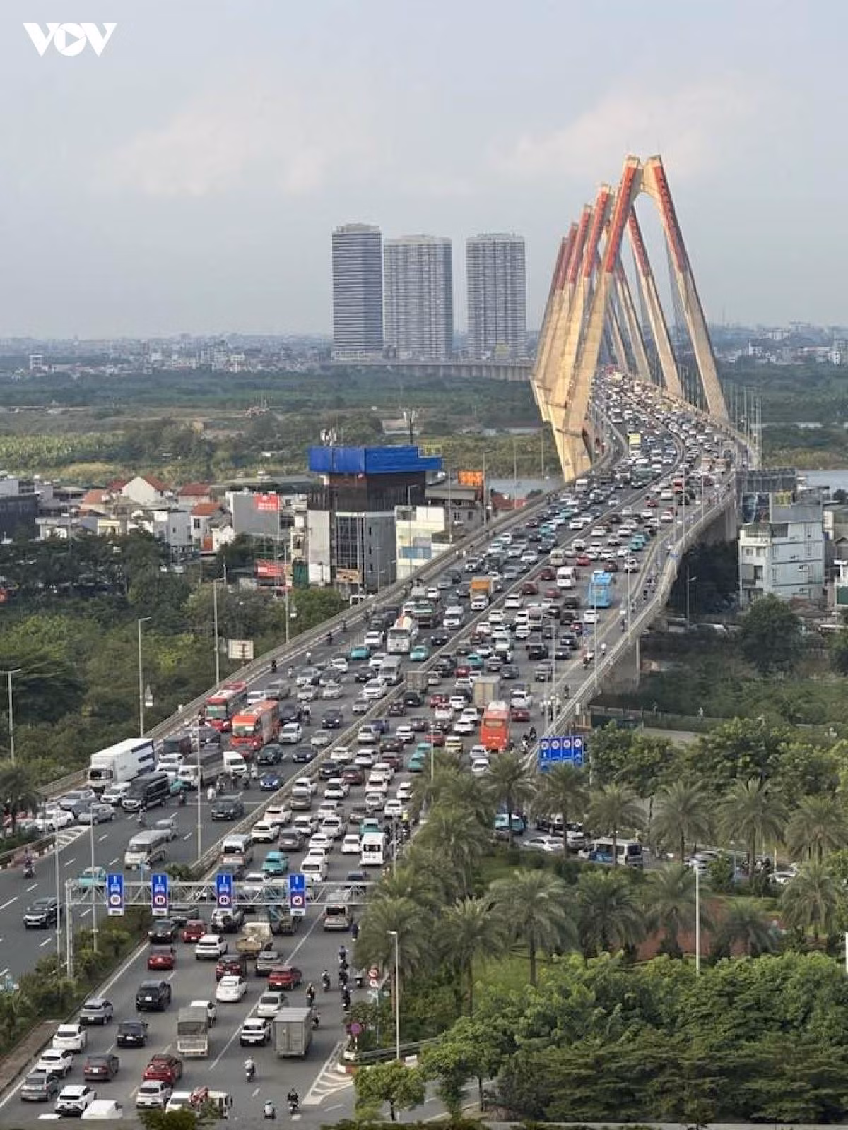 Ghi nhận từ ngày 24/9 đến nay, tình trạng phương tiện di chuyển chậm và dồn ứ kéo dài thường xuyên diễn ra trên cầu Nhật Tân cũng như các tuyến đường dẫn lên, xuống cầu. Ảnh Anh Minh.