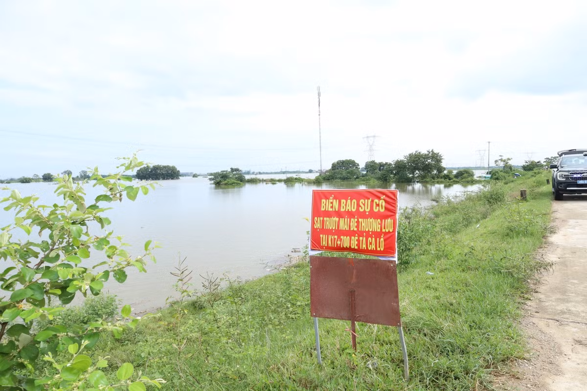 Lũ sông Cà Lồ tiếp tục lên, vượt báo động lũ cấp III, nguy cơ xảy ra sự cố đê điều. Ảnh: Kim Nhuệ