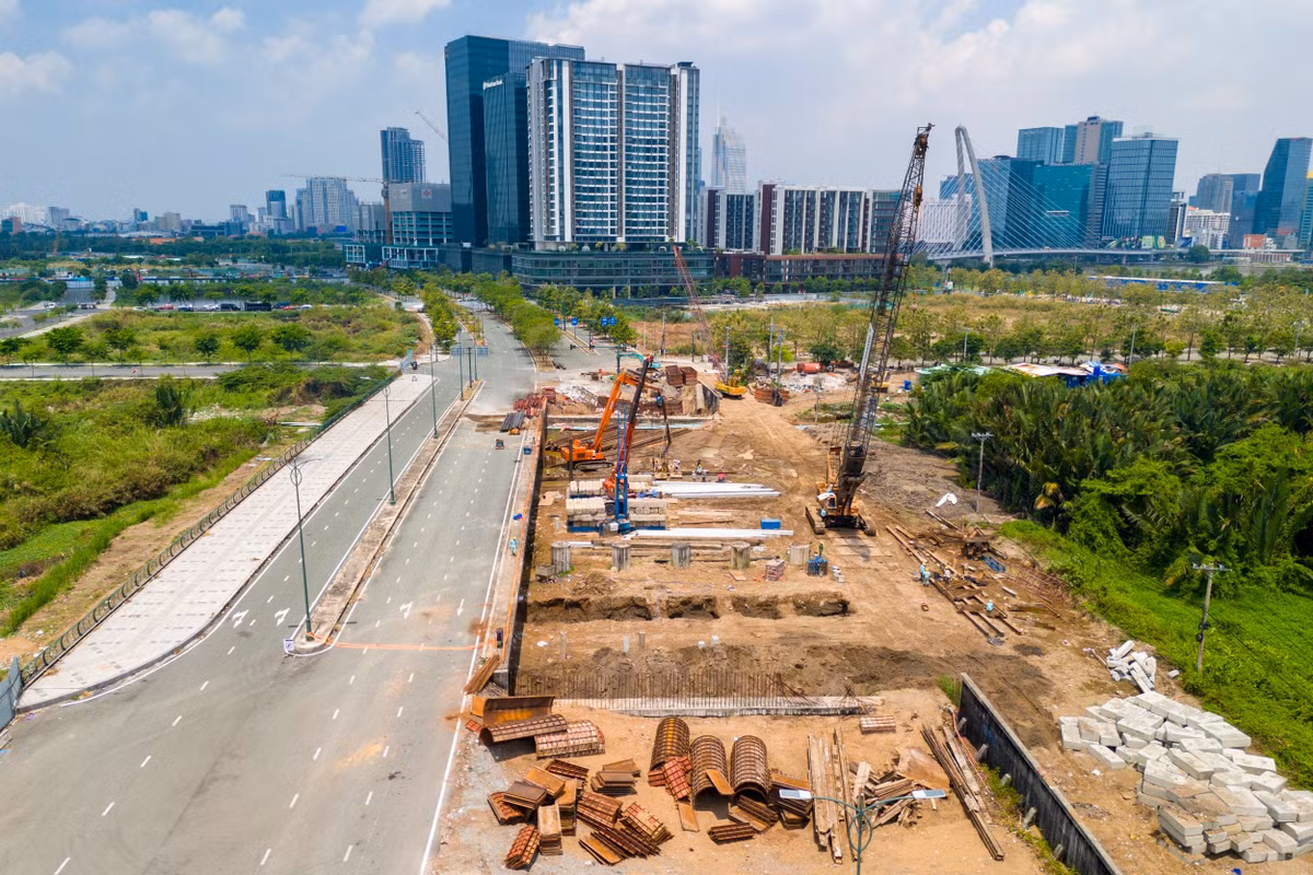 Cách đó khoảng 500 m về hướng cầu Ba Son, cầu số 6 sau hơn 1 thập kỷ dở dang cũng đã được nhà thầu thi công khẩn trương trở lại.