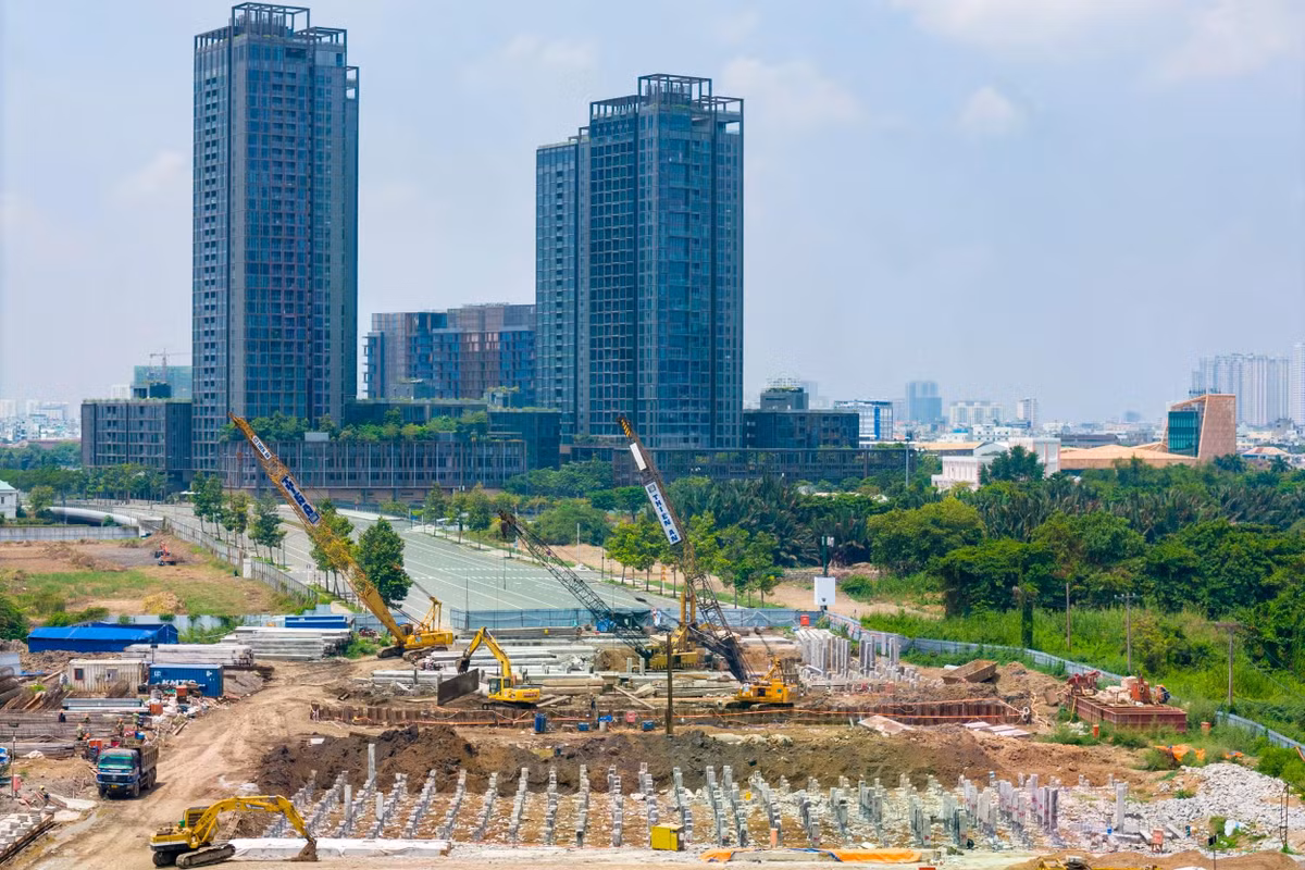 Tuyến đường Trần Bạch Đằng có mặt cắt ngang 55 m, 6-10 làn xe, dài 3,4 km, là trục xương sống kết nối các khu chức năng của Thủ Thiêm.