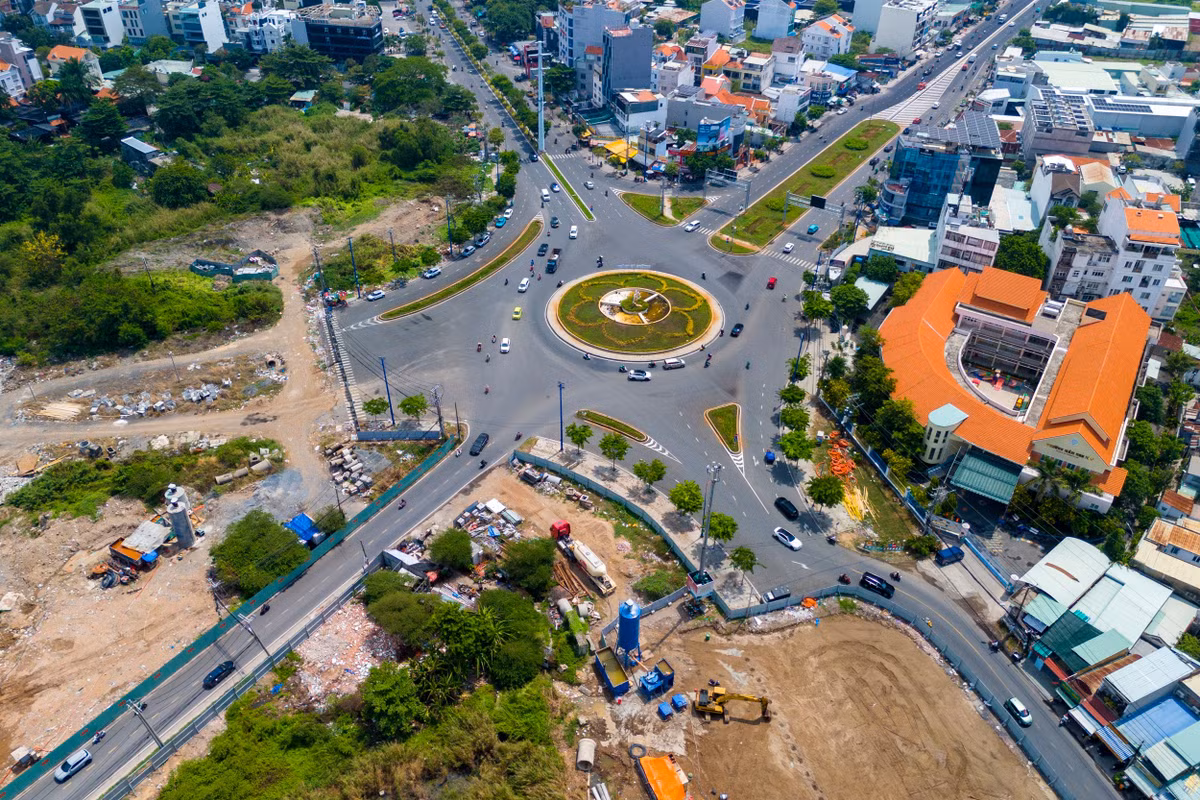 Theo thiết kế, điểm cuối tuyến đường này sẽ nối vào đường Trần Não. Hiện tại, nút giao của tuyến đường R1 và Trần Não cũng đang được triển khai thi công rầm rộ.
