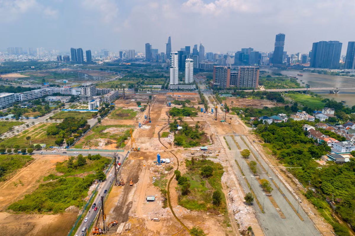 Cạnh đó, đường Lương Định Của nối Nguyễn Cơ Thạch và cầu Thủ Thiêm cũng đã được bàn giao mặt bằng và thi công khoan cọc nhồi.