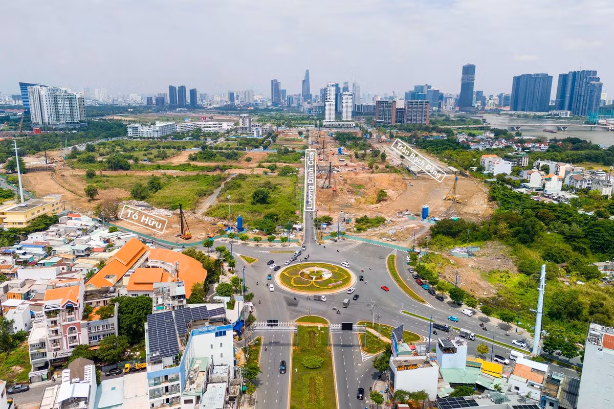 Dự án đầu tư xây dựng 4 tuyến đường chính gồm đường Trần Bạch Đằng (ký hiệu R1), đường Tố Hữu (ký hiệu R2), đường Nguyễn Thiện Thành (ký hiệu R3), đường Bùi Thiện Ngộ (ký hiệu R4). Tổng chiều dài khoảng 12 km với tổng mức đầu tư 8.256 tỷ đồng.