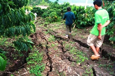 Cận cảnh đất “há miệng” khiến người dân kinh hãi