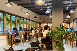 Mùa nắng nóng, chủ quán cà phê "đau đầu" trước cảnh quán đông, doanh thu giảm