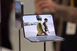 Apple ra mắt iPhone màn hình gập iPhone Duo với giá kỷ lục từ 1.999 USD