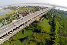 Cấm ô tô rẽ phải từ đường gom bắc lên cầu Thăng Long
