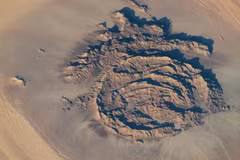 Độc đáo những dãy núi đồng tâm trong sa mạc Sahara