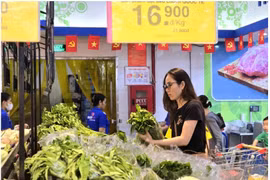 Giữa bão số 10, siêu thị tung gói bình ổn giá, giảm đến 33%
