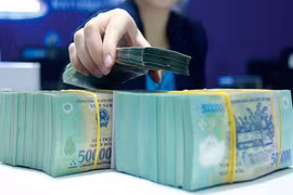 10 ngân hàng đồng loạt tăng lãi suất, tiền gửi dân cư lập kỷ lục mới