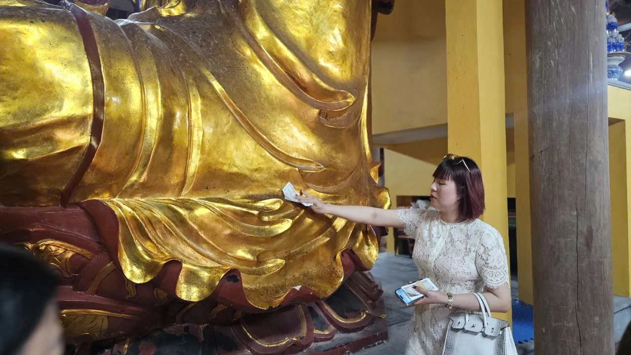 Rút quẻ thẻ, quệt tiền tượng Phật… tại chùa Tranh Hải Phòng