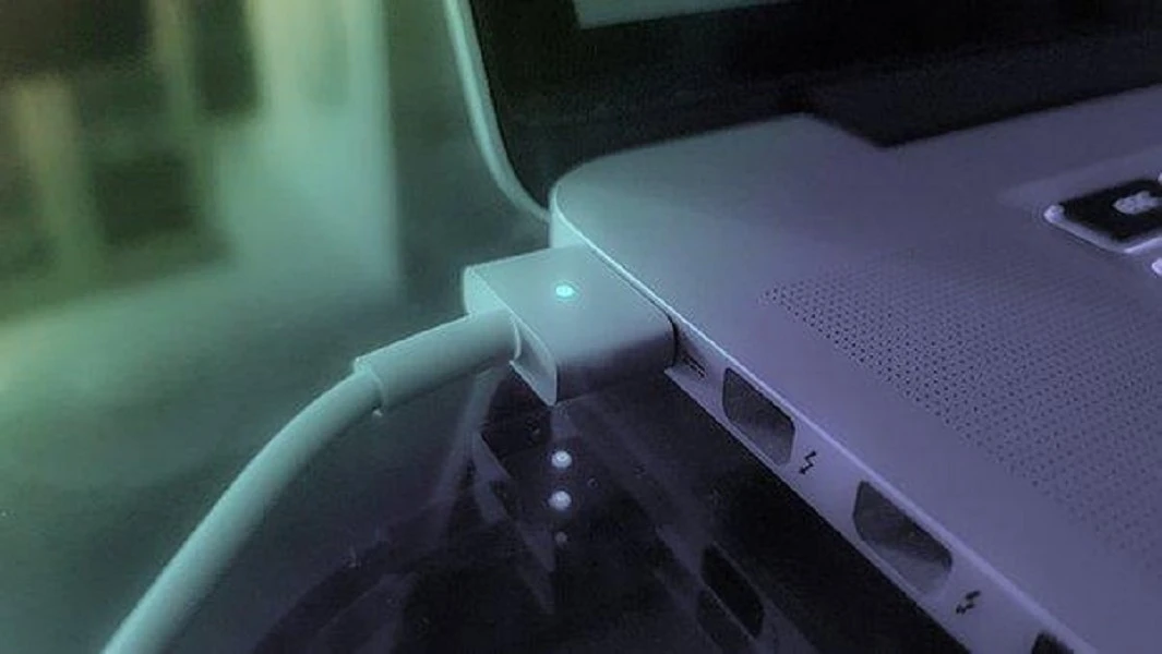 Sạc điện thoại laptop qua đêm có thực sự tốn kém