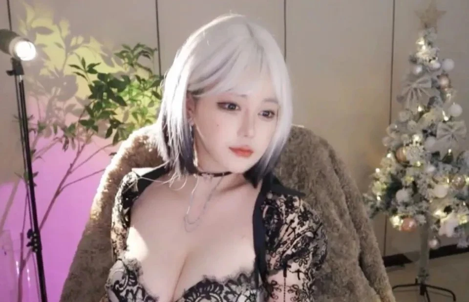 Nữ streamer Trung Quốc gây sốc khi công khai dao kéo