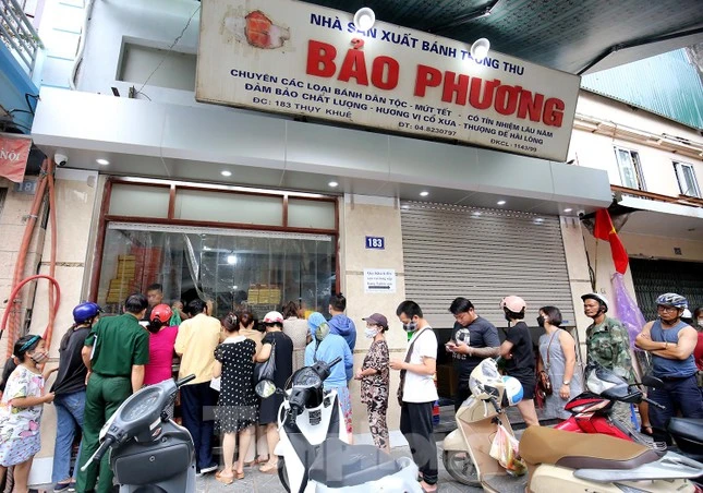 Người Hà Nội xếp hàng rồng rắn cả tiếng để mua bánh trung thu