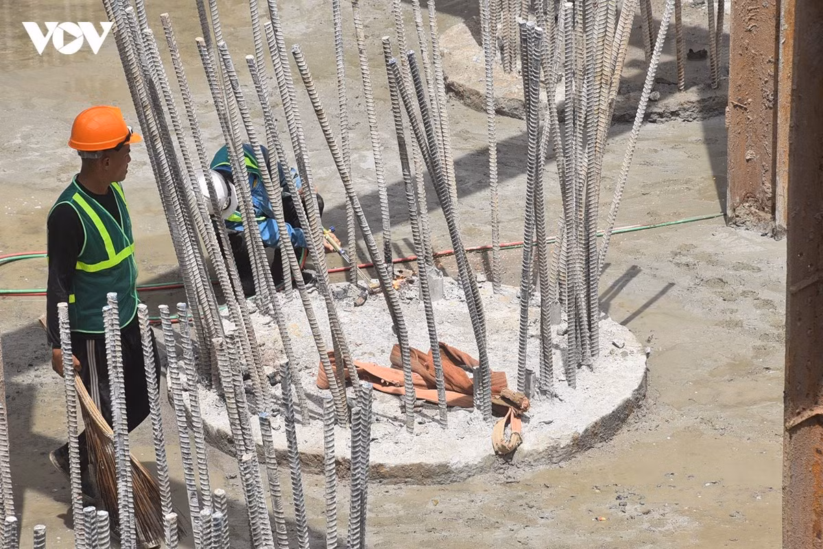 Để bảo đảm tiến độ, chủ đầu tư cùng các nhà thầu đã chủ động xây dựng phương án tổ chức thi công linh hoạt, tăng cường nhân lực, thiết bị và mở rộng các mũi thi công ngay từ đầu năm. Hiện công trường duy trì 8 mũi thi công chính với khoảng 430 nhân sự cùng hơn 100 thiết bị phục vụ thi công.