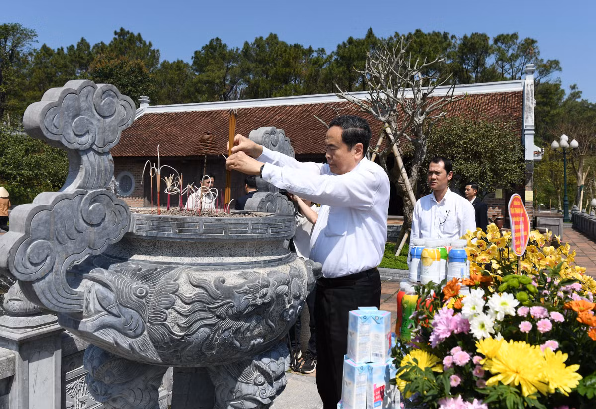 ctqh-tran-thanh-man-cung-doan-cong-tac-dang-huong-tai-den-chung-son.jpg
