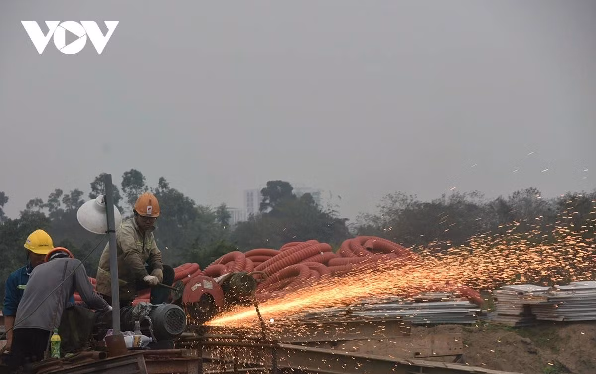 Tia lửa đỏ rực trên công trường cầu Thượng Cát thể hiện quyết tâm của công nhân tăng tốc thi công.