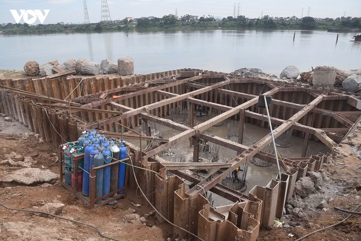 Thời gian tới, dự án sẽ tập trung hoàn thành cơ bản phần bệ móng trụ chính vượt sông, đẩy nhanh thi công bệ thân trụ, đồng thời tăng tốc công tác đúc dầm và chuẩn bị triển khai các hạng mục kết cấu nhịp. Đây là những hạng mục then chốt nhằm bảo đảm duy trì đường găng tiến độ và đáp ứng yêu cầu thi công trước mùa mưa lũ năm 2026.