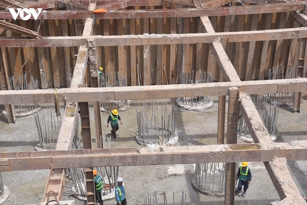 Cầu Mễ Sở là công trình cầu lớn vượt sông Hồng với điều kiện thi công phức tạp, chịu ảnh hưởng lớn bởi yếu tố thủy văn, địa chất cũng như yêu cầu tổ chức thi công trên mặt nước. Trong quá trình triển khai, dự án gặp không ít khó khăn như thời tiết chuyển mùa, nguy cơ ảnh hưởng của lũ tiểu mãn, phạm vi thi công rộng, yêu cầu huy động thiết bị chuyên dụng lớn và tổ chức đồng thời nhiều hạng mục kỹ thuật phức tạp.