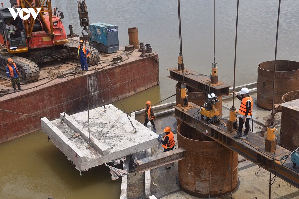 Các tấm bê tông lớn được dùng cẩu đặt xuống.