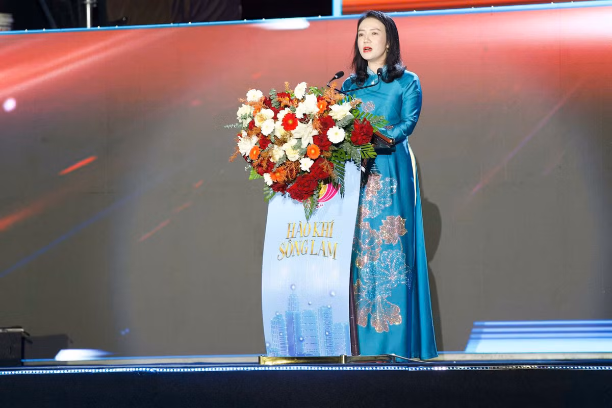Giám đốc Sở Văn hoá, Thể thao và Du lịch Nghệ An Trần Thị Mỹ Hạnh phát biểu khai mạc Chương trình nghệ thuật Countdown “Nghệ An chào 2026 – Hào khí Sông Lam”.