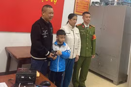 Nhặt được ví tiền, học sinh lớp 2 ở Phú Thọ mang đến công an tìm người bị mất