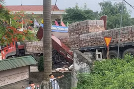 Xe chở gạch kéo đổ cổng trường học ở Phú Thọ