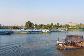  Nhiều sà lan trăm tấn ở miền Tây mắc cạn do nước xuống thấp