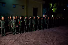 Quân đội bắc cầu phao sông Lô sau sự cố hư hỏng cầu ở Phú Thọ