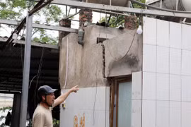 Sụt lún đê sông Thao, 74 hộ dân có nguy cơ bị ảnh hưởng