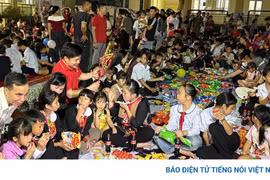 Đêm hội 'Trăng ấm Đồng Quặng' cho trẻ em vùng dân tộc thiểu số