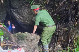 Vào hang chơi, ba người mắc kẹt do mưa lớn bịt lối ra