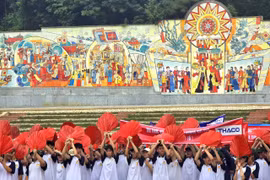 [GALLERY] Lần đầu có điểm cầu Chung kết Olympia, Phú Thọ huy động hơn 5.000 người cổ vũ