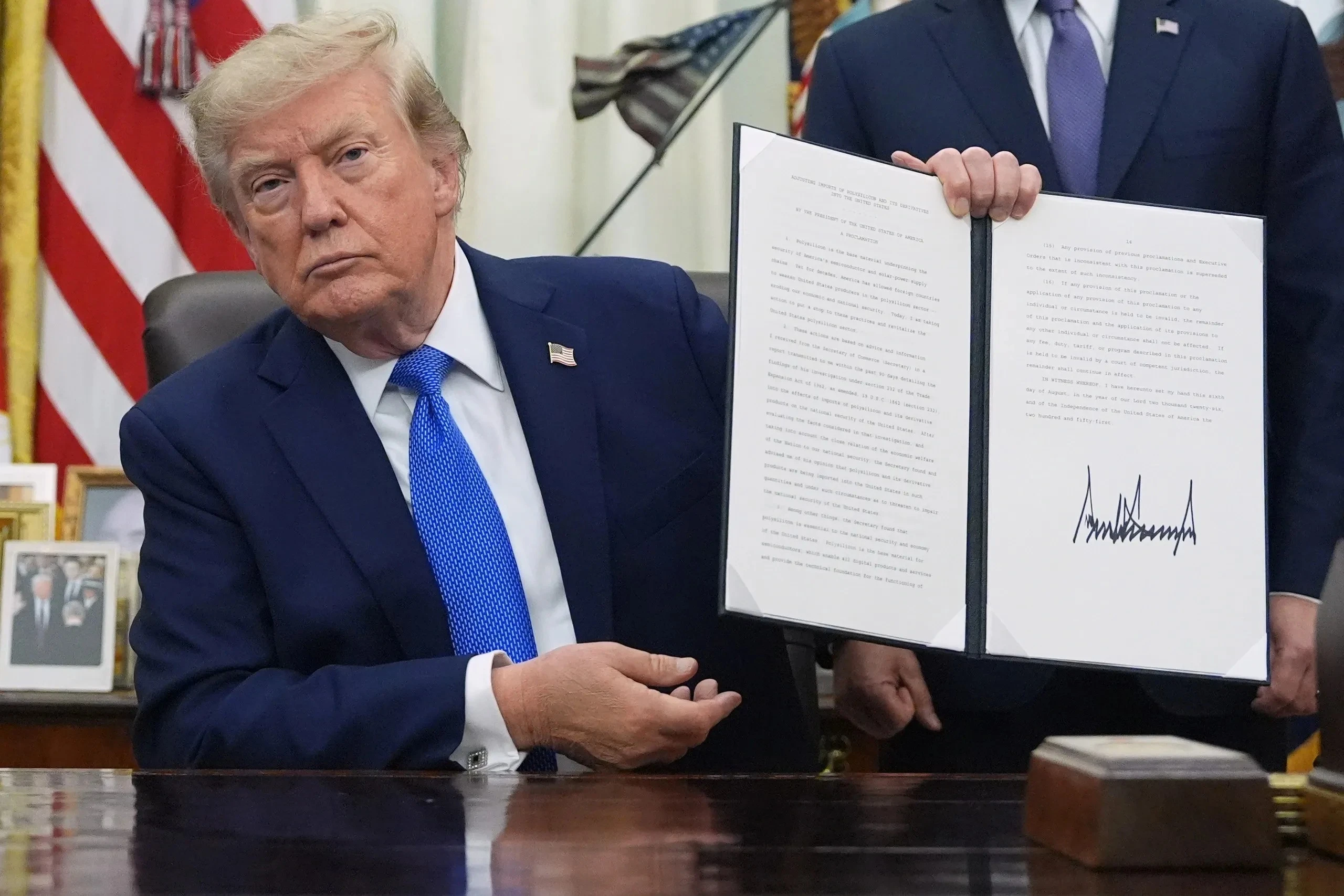 [VIDEO] Trump ký sắc lệnh cấm du lịch sinh con và siết quyền công dân Mỹ