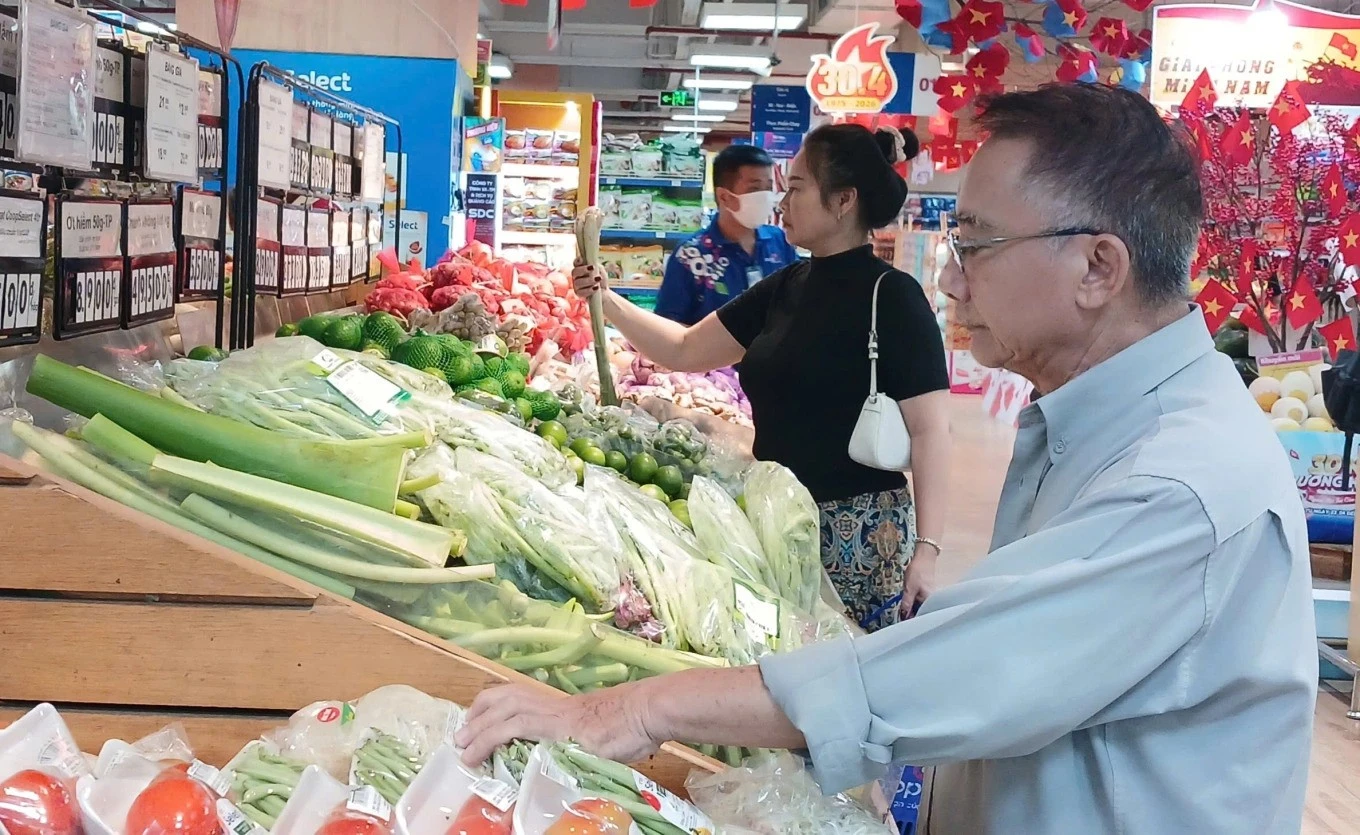 [VIDEO] Chi phí tăng vọt, gia đình TP HCM kiệt quệ dù thắt lưng buộc bụng