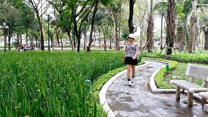 [VIDEO] Không khí Hà Nội trong lành, người dân đổ ra công viên từ sáng sớm