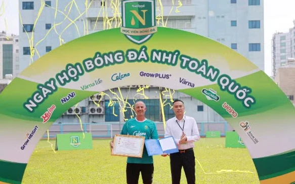 [SPONSORED - SPOTLIGHT]HLV Guillaume Graechen được vinh danh tại Ngày hội bóng đá Nhí Nutifood 2026