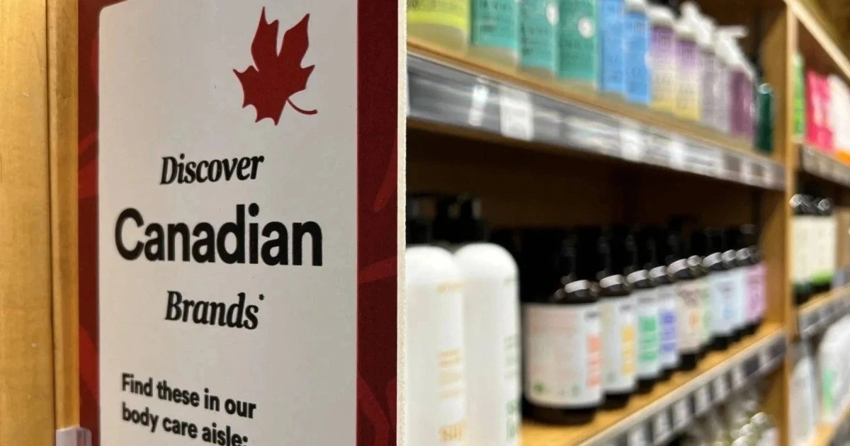 [SPOTLIGHT] Mỹ áp thuế 50% lên hàng Canada từ rượu vang đến tóc giả