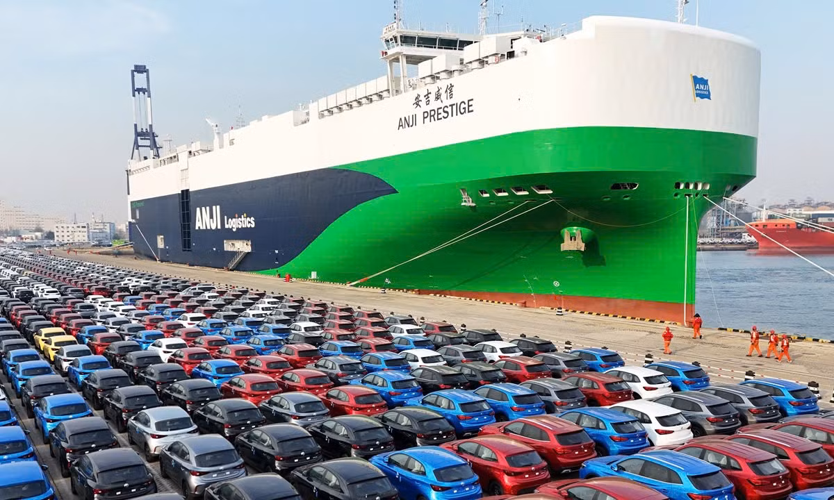 Với chiều dài 228 mét và chiều rộng gần 38 mét, siêu tàu chở ô tô Anji Ansheng có sức chứa kỷ lục lên tới 9.500 ôtô, vượt qua con số 9.200 xe từng được thiết lập bởi BYD Shenzhen, con tàu được mệnh danh là “quái vật biển” của BYD khi ra mắt chỉ vài tuần trước đó.