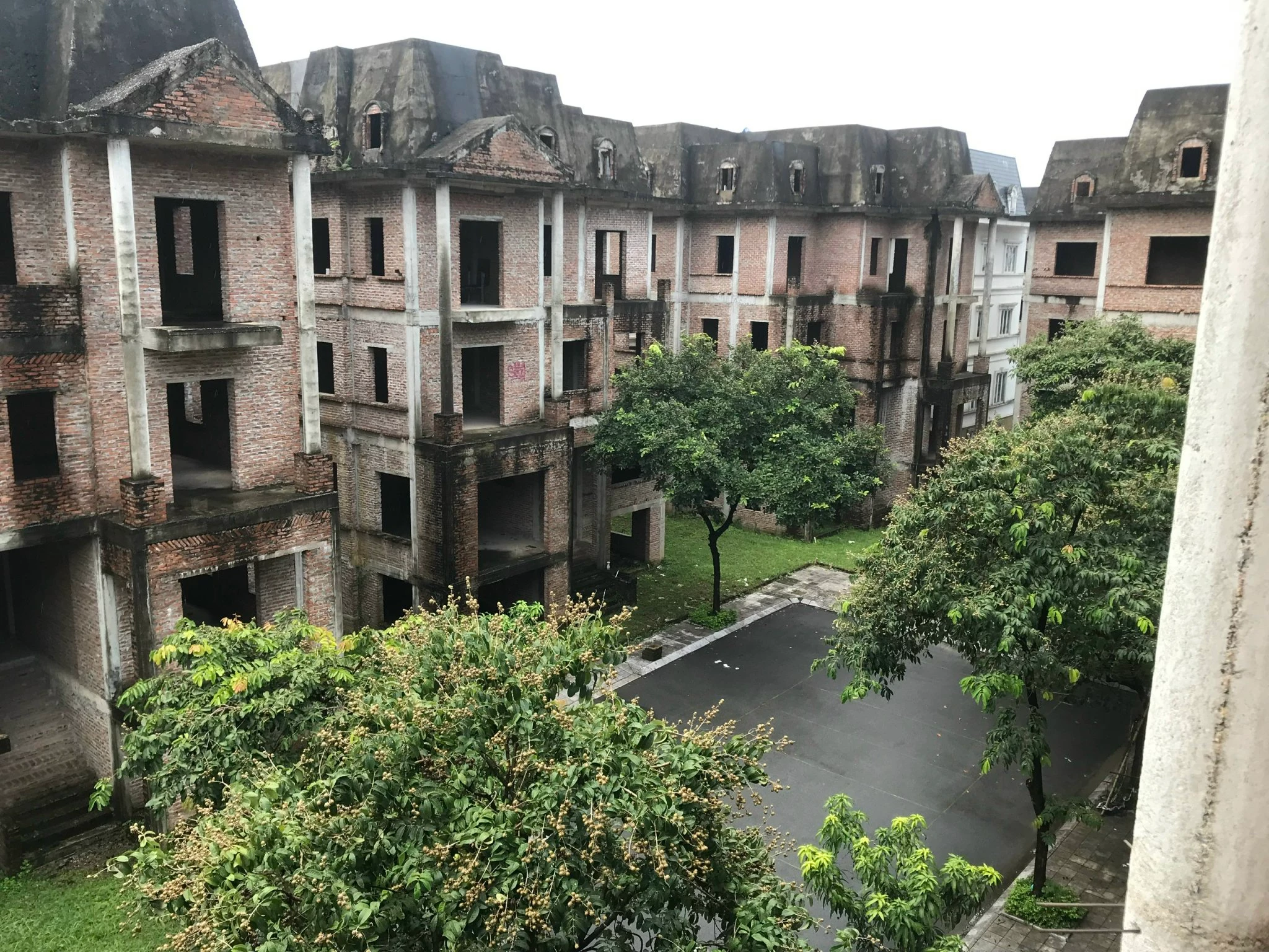 Hàng nghìn biệt thự bỏ hoang trong “siêu đô thị” phía Tây Hà Nội