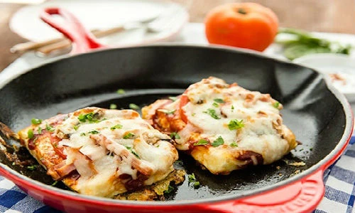 Cách làm pizza không cần lò nướng ngon lạ