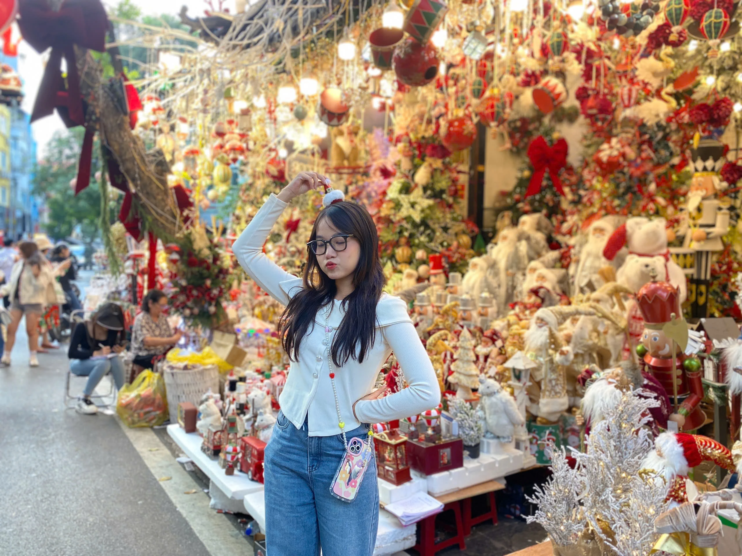 Phố Hàng Mã ngập tràn đồ trang trí Giáng sinh cực thích mắt